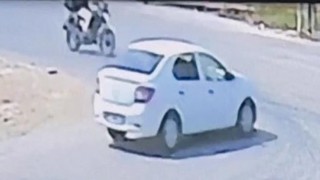 Motosiklet ile otomobilin çarpıştığı kaza kamerada