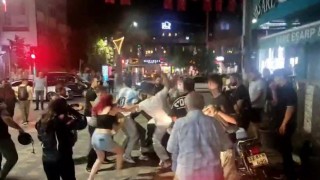 Motosiklet sürücüsü ile yaya arasında çıkan kavgada tekme ve yumruklar havada uçuştu