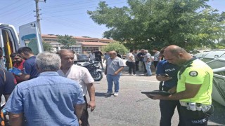 Motosikletin çarptığı otomobil devrildi: 1i ağır, 3 yaralı