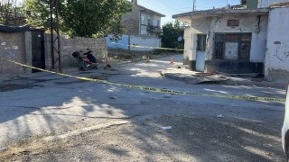 Motosikletiyle kaldırımdaki ahşap plakaya çarpan sürücü kurtarılamadı