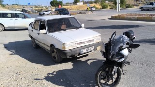 Motosikletle otomobil çarpıştı: 2 yaralı