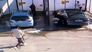 Motosikletli genç kız benzinlikte yıkanan otomobile çarptı: Yakıt istasyonundaki kaza kamerada