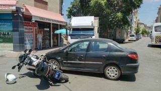 Motosikletli polise aracına otomobil çarptı