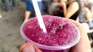 Muğlada sıcaktan bunalan vatandaşlar kar helvasıyla serinliyor