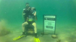 Müşterisini denizin altında tıraş etti