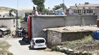 Mutkide şehidin evine Türk bayrağı asıldı