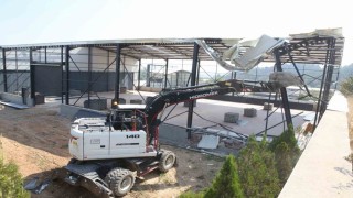 Nilüferde iki kaçak yapı yıkıldı