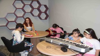 Öğrencilerinin karanlık dünyasını müzikle aydınlatıyor