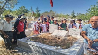 Öğretmen; Çanakkaleden getirdiği toprağı gazilerin mezarlarına bıraktı