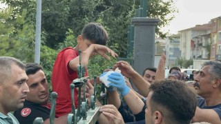 Okul bahçesine girmek isterken koluna demir saplandı, hastaneye demirle kaldırıldı