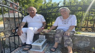 Ölen muhabbet kuşu için mermerden mezar yapıp gömdüler