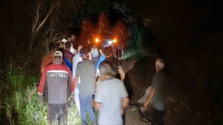 Oltuda otomobil sel sularına kapıldı: Sürücü araçtan atladı, eşi sürüklendi