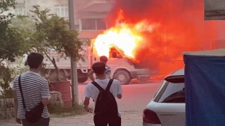 Orduda park halindeki kamyonette yangın