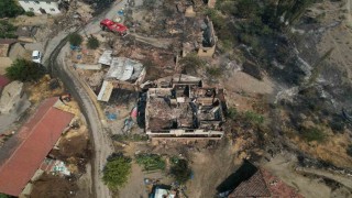 Orman yangının sıçradığı mahalledeki evler kül oldu, geriye harabe kaldı