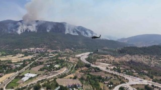 Orman yangınında engebe ve dağlık alanlarda dumanlar yükselmeye devam ediyor