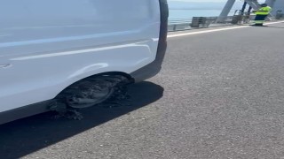 Osmangazi Köprüsünde iki aracın lastikleri peş peşe patladı