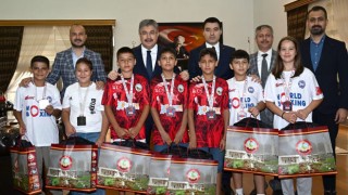 Osmaniye Valisi Yılmaz, Şampiyon Boksörleri Makamında Ağırladı