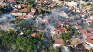 Otluk alanda çıkan yangında 4 ev zarar gördü