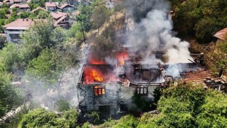 Otluk alanda sıçrayan yangın iki katlı evi kül etti