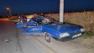Otomobil aydınlatma direğine çarpıp takla attı: 4 yaralı