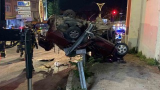 Otomobil, çarptığı bariyerde asılı kaldı: 2 ölü