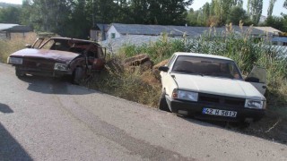Otomobil emniyet şeridindeki otomobile çarptı: 2 yaralı