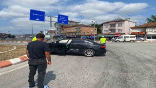 Otomobil ile kamyonet çarpıştı
