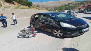 Otomobil ile motosiklet çarpıştı: 2 yaralı
