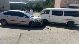 Otomobil ile panelvan minibüs çarpıştı: Kaza anı kamerada