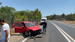 Otomobil kışla duvarına çarptı: 1 yaralı