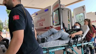 Otomobil kontrolden çıktı, önce direğe sonra evin koruma tellerine çarptı : 1 yaralı