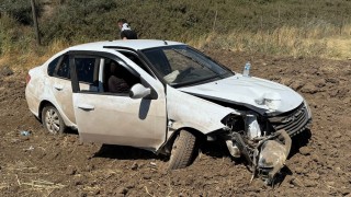 Otomobil Tarlaya Uçtu, 3 Kişi Yaralandı