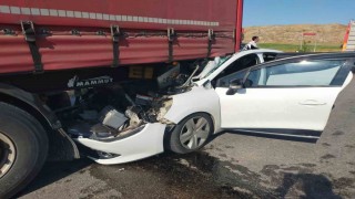 Otomobil tıra çarptı: 2si çocuk 6 yaralı