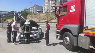 Otomobilden yükselen dumanlar paniğe neden oldu