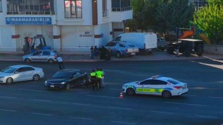 Otomobile çarpan motosikletin sürücüsü yaralandı