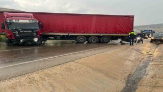 Otomobile çarpan tır sürücüsü yaralandı