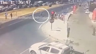 Otomobilin çarptığı kişi metrelerce savuruldu: O anlar kamerada