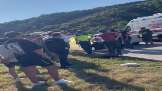 Otomobilin çarptığı motosikletli yola savruldu