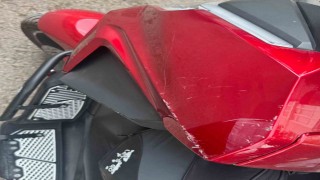 Otomobilin park halindeki motosiklete çarptığı kaza kamerada
