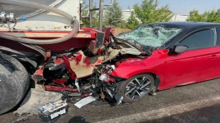 Otomobilin süt tankerine çarptığı kaza güvenlik kamerasında