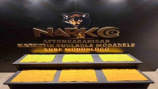 Otomobilin teybinin arkasındaki uyuşturucu zulasını polis patlattı
