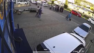 Otomobilin yaşlı adama çarptığı anlar kamerada