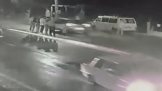 Otomobilin yayaya çarptığı kaza güvenlik kamerasına yansıdı