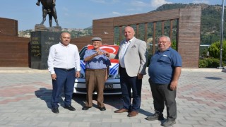 Otomobilini Babadağ Belediyesine hizmet aracı olarak bağışladı