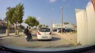 Otomobille çarpışan motosikletteki 2 kişi yola savruldu: O anlar kamerada
