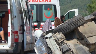 Otoyolda takla atan otomobilde 4 kişi yaralandı