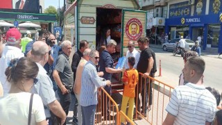 Oyuncakçı Amca, çocukların yüzünü güldürdü