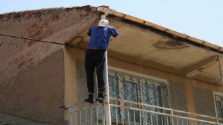 (ÖZEL) Evin balkonuna cansız manken asıldı, görenler ilk bakışta ceset sandı