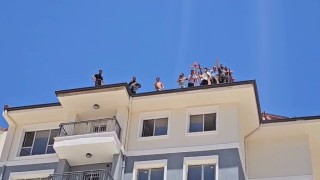Para alamadıklarını iddia edilen işçiler binanın tepesine çıktı