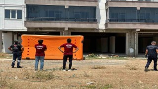 Paralarını alamadıklarını iddia eden iki işçi binanın tepesine çıktı